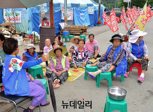 ▲ 군이 사드 운용을 위한 유류를 공급하는 것을 막기 위해 마을 초입에서 이동 차량을 검문하고 있는 소성리 주민. ⓒ뉴데일리 공준표 기자