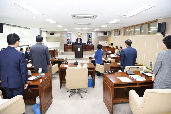 ▲ 지난 12일 군위군의회 정례회에서 보궐선거에서 당선된 김휘찬 의원의 선서가 열렸다.ⓒ군위군의회