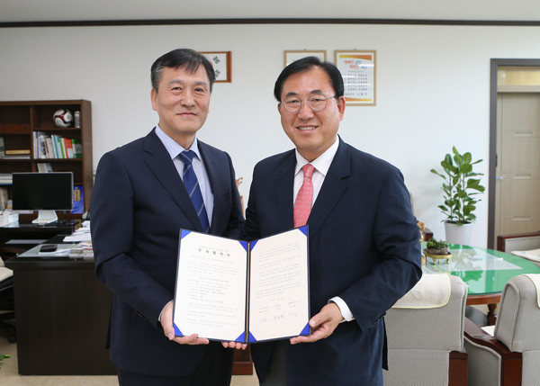 ▲ 충북 괴산군이 충북도와 함께 14일 풀무원 식품(주)와 투자협약을 했다.ⓒ괴산군