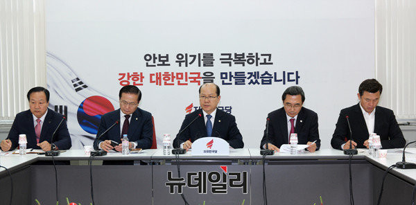 ▲ 14일 진행된 자유한국당 사드대책특별위원회의. 이종명 의원이 위원장 역할을 대신하고 있다. ⓒ뉴데일리 이기륭 기자