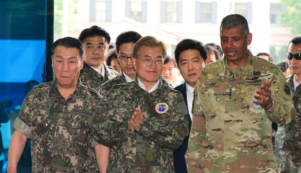 ▲ 빈센트 브룩스 한미연합사령관(사진 오른쪽)이 13일 용산 연합사를 방문한 문재인 대통령을 안내하고 있다. 대통령의 왼쪽은 임호영 연합사부사령관이다. ⓒ뉴시스 사진DB