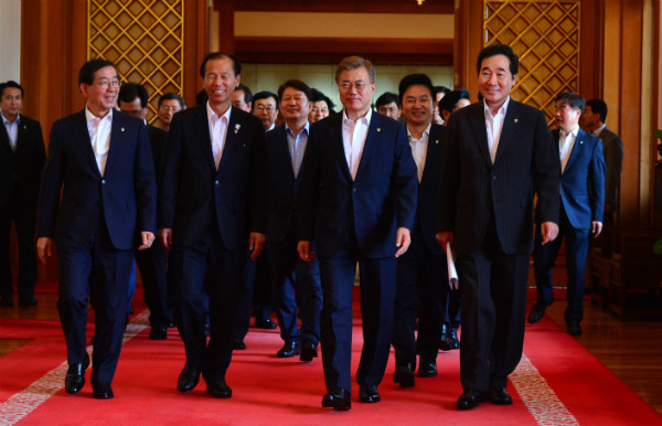 ▲ 박원순 서울특별시장, 최문순 강원도지사, 문재인 대통령, 이낙연 국무총리(사진 왼쪽부터)가 14일 오전 청와대 본관에서 열린 시·도지사 간담회에 참석하기 위해 맨 앞열에서 걸어오고 있다. ⓒ뉴시스 사진DB