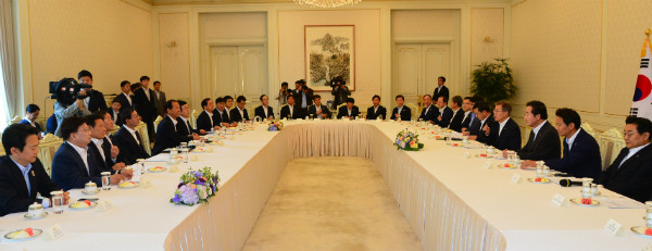 ▲ 문재인 대통령이 14일 오전 청와대 본관에서 열린 시·도지사 간담회에서 모두발언을 하고 있다. ⓒ뉴시스 사진DB