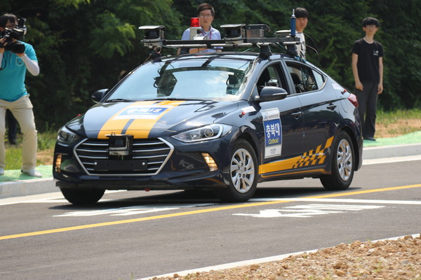 ▲ 자율자동차가 무인상태로 운행하고 있다.ⓒ충북대