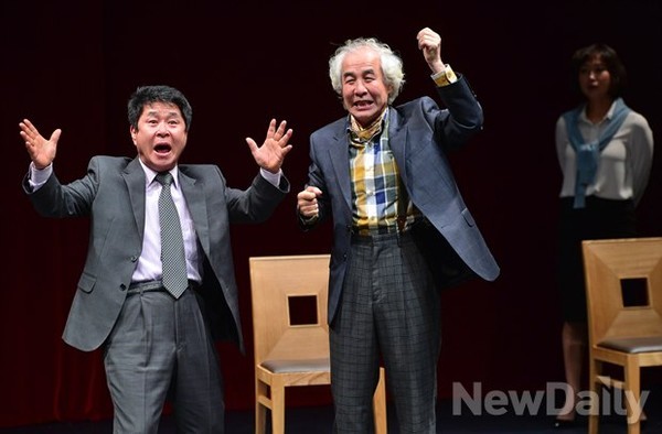 ▲ 연극 '관객모독'에서 열연 중인 기주봉(좌)과 정재진.