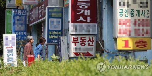 ▲ 참고사진. 본 사진은 기사와 무관. 서울 강남구 개포동 인근 상가 내 즐비해 있는 부동산 중개업소. ⓒ연합뉴스