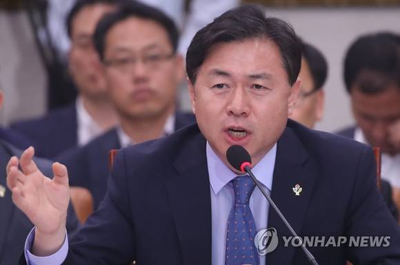 ▲ 국회 인사청문회에서 답변하는 김영춘 해수부 장관 후보자.ⓒ연합뉴스