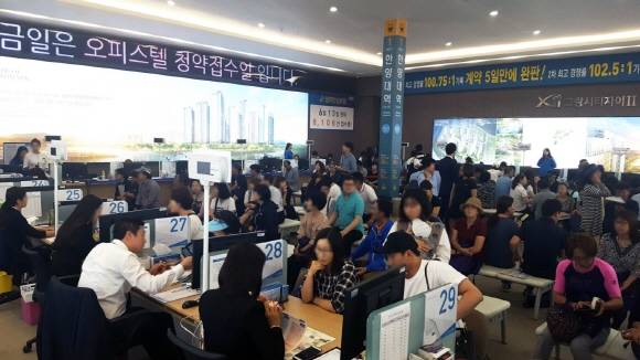 ▲ 그랑시티자이 2차 오피스텔 청약 당일 견본주택 모습. ⓒGS건설