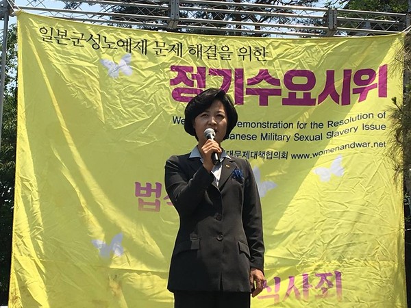 ▲ 추미애 민주당 대표가 수요집회에 참석해 위안부 합의 전면 재협상을 강조하는 모습. ⓒ추미애 페이스북