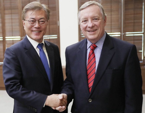 ▲ 문재인 대통령이 지난달 31일 청와대에서 딕 더빈 미국 상원의원을 만나 악수를 나누고 있다. ⓒ청와대 제공