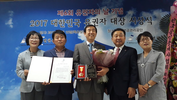▲ 조길형 충주시장이 15일 ‘2017 대한민국 유권자 대상’ 시상식에서 기초단체장 부문 대상을 받고 활짝 웃고 있다.ⓒ충주시
