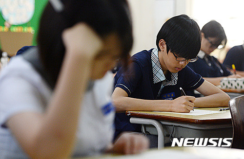 ▲ 21일 서울 광진구 소재 한 중학교에서 열린 2016년 국가수준 학업성취도 평가에서 학생들이 답안지를 작성하고 있다. 전국 중·고등학생을 대상으로 한 ‘국가수준 학업성취도 평가’는 학생들의 학력 수준을 점검해 교육정책 수립 및 교육과정 개선, 학생 개인 및 단위학교의 학업 성취수준 파악 등 행·재정적 지원의 기초자료로 활용하기 위해 실시됐다. ⓒ뉴시스