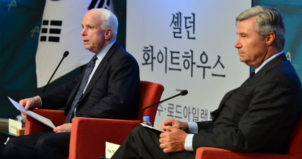 ▲ 존 매케인 상원의원(사진 왼쪽)의 방한이 문재인 대통령과의 면담 일정 불발로 무산된 것으로 알려졌다. 사진은 지난 2013년 셸던 화이트하우스 상원의원과 함께 방한했을 때의 모습. ⓒ뉴시스 사진DB