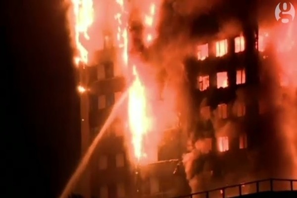 ▲ 영국 런던에 위치한 24층짜리 아파트가 통째로 화마에 휩싸여 현재까지 12명이 숨지고 68명의 부상자가 발생했다. 사진은 관련 英'가디언' 보도 일부.ⓒ英'가디언' 보도영상 화면캡쳐