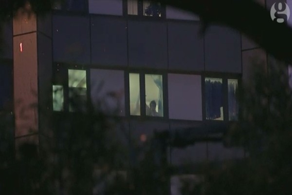 ▲ 사진은 미처 빠져나오지 못한 한 거주민이 구조를 요청하고 있는 모습.ⓒ英'가디언' 보도영상 화면캡쳐