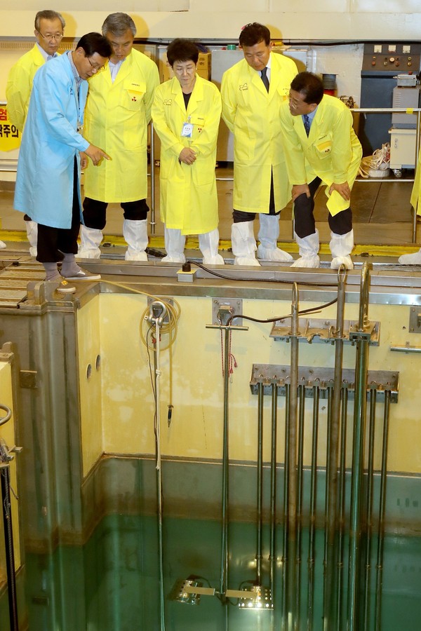 ▲ 대전시의회 원자력특위 위원들이 15일 오후 한국원자력연구원에서 시설 등을 살펴보고 있다.ⓒ대전시의회