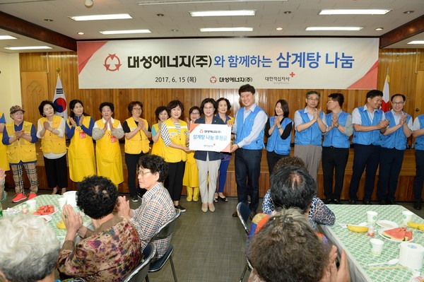 ▲ (주)대성에너지(대표이사 강석기)는 15일 지역 소외계층을 대상으로 ‘사랑의 삼계탕 나눔’ 봉사활동을 열었다.ⓒ대성에너지