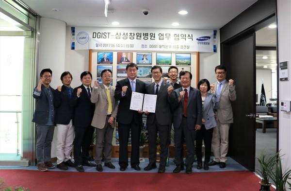 ▲ DGIST가 지난 14일 삼성창원병원과 의생명과학 분야 공동 연구를 수행하기 위해 손을 잡았다.ⓒDGIST