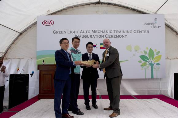 ▲ 기아자동차는 아프리카 아디스아바바市 리데타區에서 14일(현지시간) 기아차의 글로벌 사회공헌 사업 ‘그린 라이트 프로젝트(Green Light Project)’의 ‘자동차 정비훈련센터’  완공식을 가졌다.ⓒ기아자동차