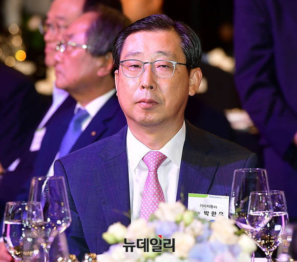 ▲ 박한우 기아자동차 사장은 15일 열린 자동차의 날 행사에 참석해 자동차 산업 발전을 이끈 유공자들에게 큰 박수를 보냈다.ⓒ정상윤 기자