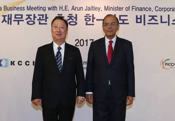 ▲ 박용만 대한상의 회장(왼쪽)과 아룬 자이틀레이(Arun Jaitley) 인도 재무장관(오른쪽)이 기념촬영을 하고 있다.ⓒ대한상의