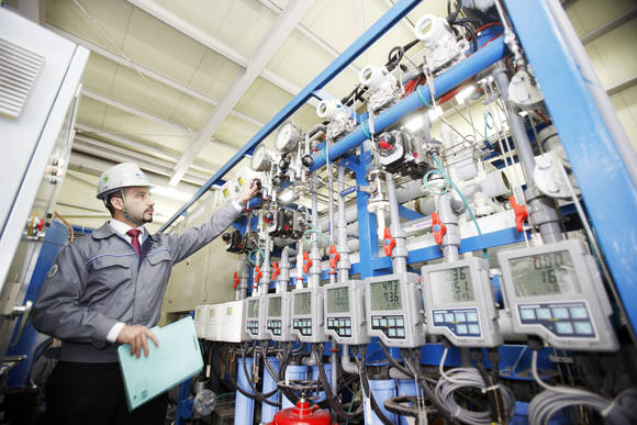 ▲ 두산중공업 해외자회사 직원이 수처리 설비를 점검하고 있다.ⓒ두산중공업