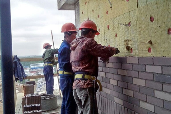 ▲ 러시아에서 일하는 북한 근로자 수는 최소 4만 명이 넘는다. 이들은 임금 대부분을 북한 당국에 빼앗긴다. ⓒ러시아 스푸트니크 뉴스 北근로자 관련보도 화면캡쳐.