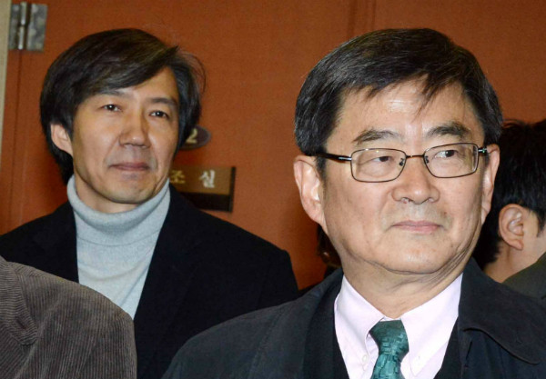 ▲ 안경환 법무부장관후보자의 지명 결격사유를 조국 청와대 민정수석이 미리 알았는지 여부에 관심이 쏠리고 있다. 사진은 지난 2012년 대선을 앞두고 정권교체의 필요성을 강조하는 국회 기자회견을 마치고 나선 안경환 후보자와 조국 민정수석의 모습. ⓒ뉴시스 사진DB