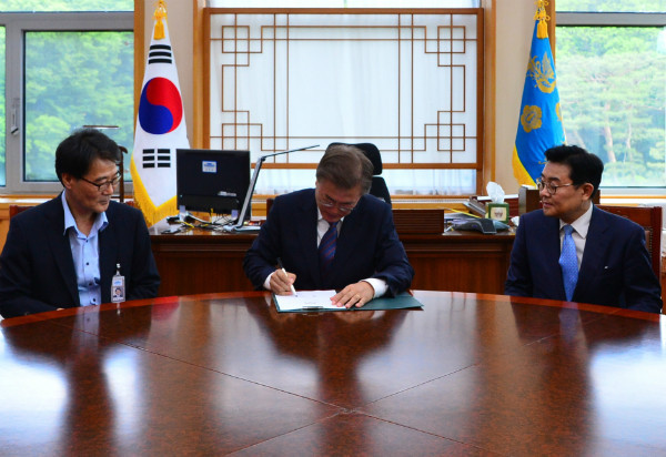 ▲ 문재인 대통령(사진 가운데)은 15일 오전 국회에 강경화 외교부장관후보자에 대한 인사청문경과보고서를 17일까지 송부해달라고 요청했다. 사진은 청와대 여민관에서 참모들이 지켜보는 가운데 서명을 하고 있는 문재인 대통령의 모습(자료사진). ⓒ뉴시스 사진DB