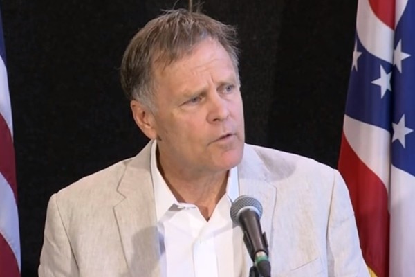 ▲ 북한에 17개월 간 억류됐다 혼수상태로 돌아온 미국인 대학생 오토 웜비어 씨 부친이 김정은 정권의 극악무도함을 강하게 규탄했다. 사진은 기자회견 중인 프레드 웜비어.ⓒ美'PBS' 방송 보도영상 화면캡쳐