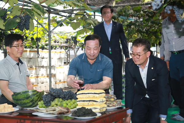 ▲ 캠벨얼리 포도 첫 수확 기념 기원제.ⓒ옥천군