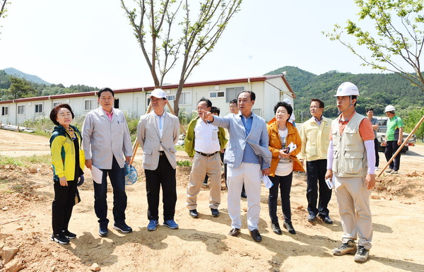 ▲ 군위군의회는 15~16일 위천수변 테마파크 외 4개 사업장에 대한 방문을 통해 사업진행 상황 등에 대한 청취에 나섰다.ⓒ군위군의회