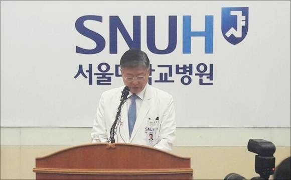 ▲ 서울대병원 김연수 진료부원장이 지난 16일 故백남기 씨 사망진단서 내용 수정과 관련 기자회견 하고 있다.ⓒ뉴데일리