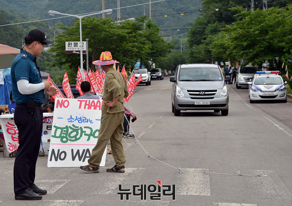 ▲ ▲사드 배치 부대 앞 도로를 불법 점거해 미군 군수물자 반입을 막고 있는 현장 ⓒ뉴데일리 공준표 기자