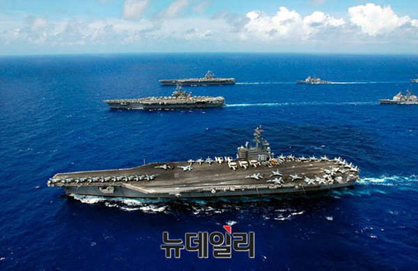 ▲ 美태평양 함대의 항모전단들이 연합훈련을 하는 모습. 문정인 특보의 말대로면 북한이 핵무기 및 탄도미사일 개발을 '중단'만 해도 이들의 한반도 배치를 줄일 것이라고 한다. ⓒ뉴데일리 DB-美해군 공개사진.