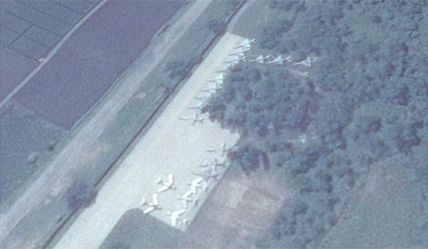 ▲ 민간위성이 촬영한 北원산 갈마국제공항 사진에 북한 전투기들이 숲속에 은폐돼 있는 것이 드러났다. ⓒ구글어스-美VOA 관련보도 화면캡쳐.