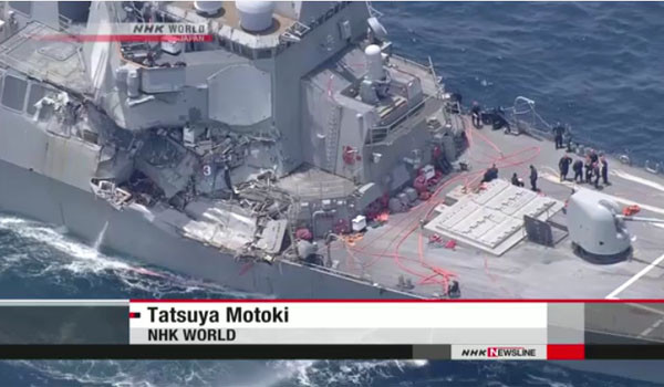 ▲ 대형 컨테이너선과 부딪힌 '피츠제럴드'함. 선수 우현의 이지스 레이더 아랫쪽과 함교 오른쪽이 박살났다. ⓒ日NHK월드뉴스 관련보도 화면캡쳐.