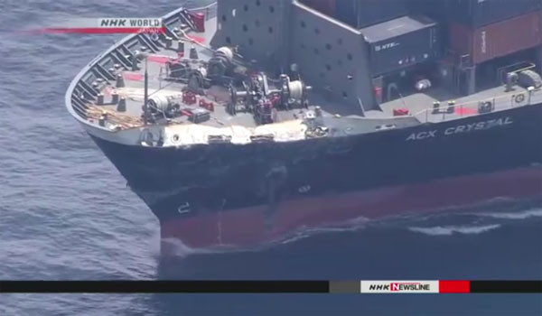 ▲ 이지스 구축함 '피츠제럴드'함과 부딪힌 필리핀 선적 日컨테이너선 'ASX 크리스탈'호의 손상 부위. ⓒ日NHK월드뉴스 관련보도 화면캡쳐.