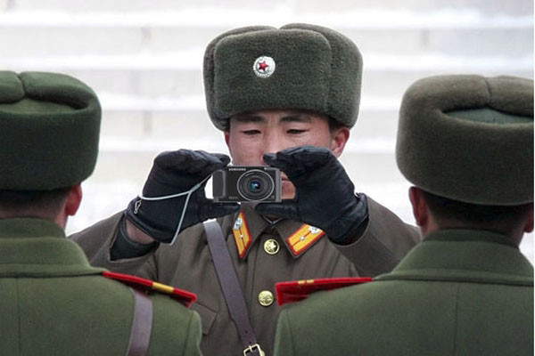 판문점에서 삼성카메라로 한국 측을 찍는 북한군 병사. ⓒ北전문매체 '뉴포커스' 관련보도 화면캡쳐.