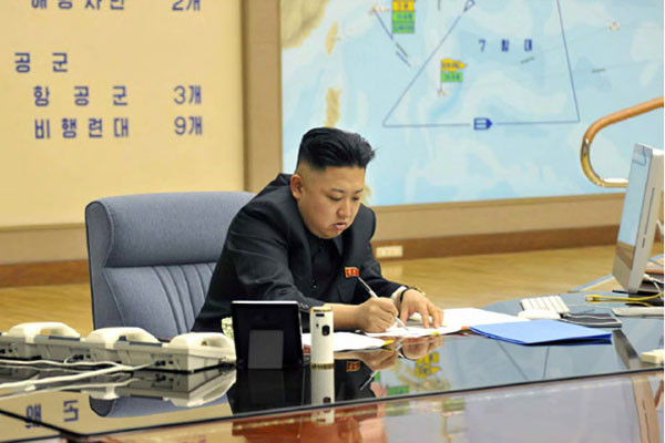 ▲ 2012년 3월 北선전매체가 공개한 김정은 집무실. 오른쪽에 美애플의 맥PC가 보인다. ⓒ北선전매체 화면캡쳐.