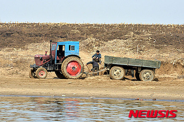 ▲ 중국 쪽에서 압록강 건너로 바라본 북한 풍경. 김정은은 주민들의 탈북을 막기 위해 압록강 유역의 주택과 공공건물을 철거하고 잔디밭을 조성하라고 지시했다고 한다. ⓒ뉴시스. 무단전재 및 재배포 금지.