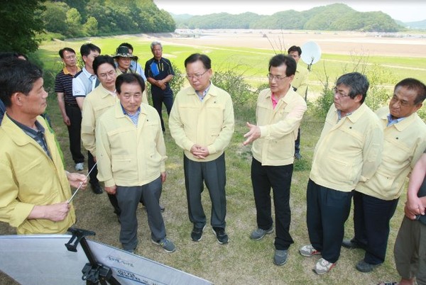 ▲ 17일 극심한 가뭄으로 바닥을 들어낸 충북 진천군 초평저수지를 방문한 김부겸 행자부장관(왼쪽 네번째)에게 이시종 도지사가 현황 설명을 하고 있다.ⓒ충북도