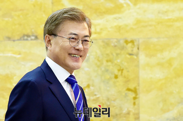 ▲ 문재인 대통령은 이낙연 총리의 국회 인준 이후, 국무위원 후보자 임명을 강행해왔지만 안경환 법무부 장관 후보자를 내정하는데에는 실패했다. 사진은 국회를 방문해 시정연설을 할 당시 모습이다. ⓒ뉴데일리 공준표 기자