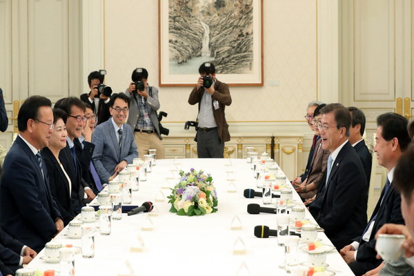 ▲ 인장 위조 및 허위 혼인신고 등 논란 끝에 안경환 법무부장관 후보자가 사퇴하면서 18일 정부의 인사검증 시스템에 대한 비판의 목소리가 커지고 있다. 사진은 16일 문재인 대통령이 신임 국무위원들과 차를 마시고 있는 모습.(자료사진) ⓒ청와대 제공.