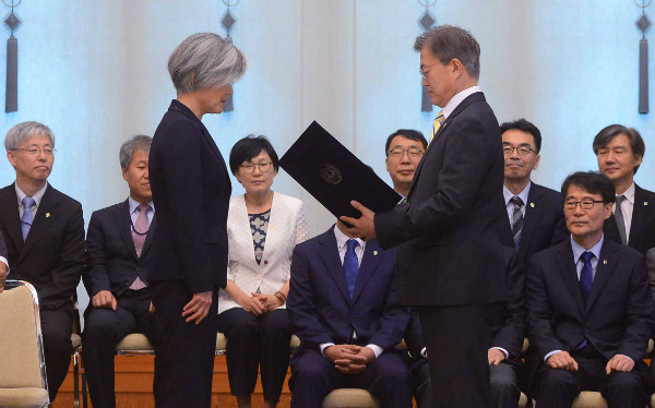 ▲ 문재인 대통령이 18일 청와대에서 조국 민정수석 등 참모들이 지켜보는 가운데 강경화 외교부장관에게 임명장을 수여하고 있다. ⓒ뉴시스 사진DB