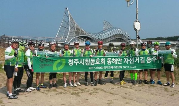 ▲ 충북 청주시청 자전거동호회 회원들이 동해안 자전거길에서 공예비엔날레를 홍보했다.ⓒ청주시