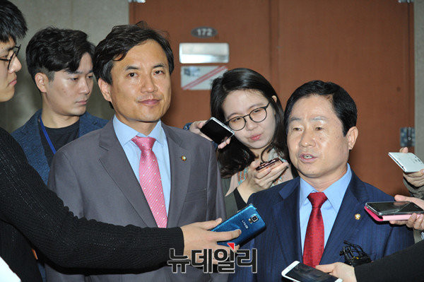 ▲ 자유한국당 주광덕 의원(오른쪽)이 18일 안경환 전 법무부 장관 후보자의 판결문 유출 논란에 대해 해명했다. 왼쪽은 같은 당 김진태 의원. ⓒ뉴데일리 이종현 기자