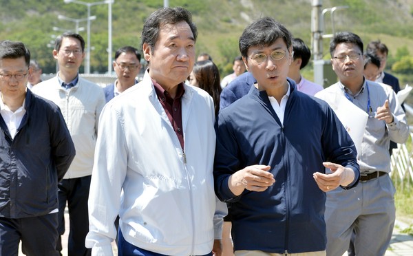 ▲ 안희정 충남도지사가 18일 보령댐을 방문한 이낙연 국무총리에게 지역 가뭄 현황을 설명하고 있다.ⓒ충남도