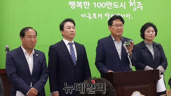 ▲ 지난달 17일 청주시의회 도시건설위 민주당 의원들이 안성현 위원장과의 통화 내역을 공개하며 안 위원장의 사퇴를 촉구하고 있다.ⓒ김종혁 기자