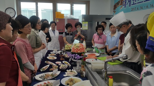 ▲ 영덕군(군수 이희진)에서는 지난 14~16일까지 3일간 지역 대표적 특산물인 영덕대게의 가치향상을 위한 대게코스요리 상차림 교육을 실시했다.ⓒ영덕군